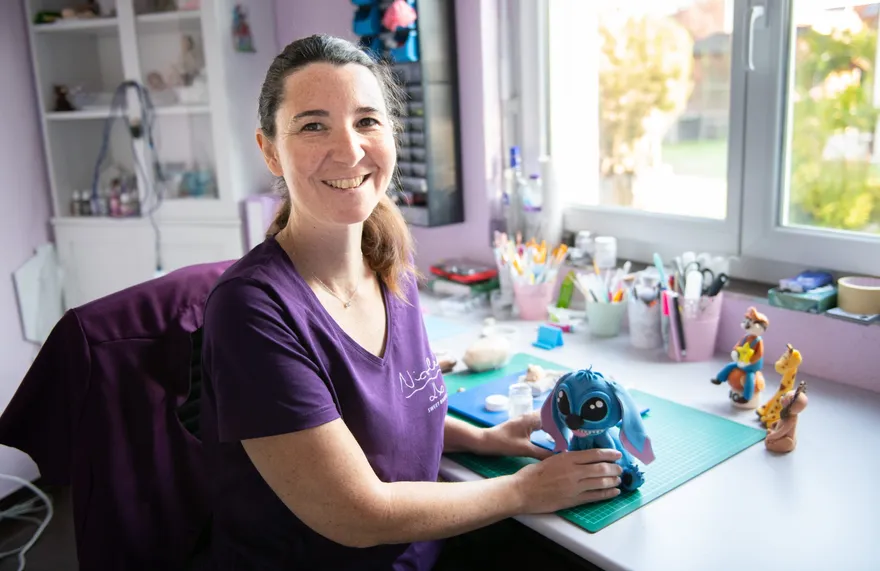 Nicole in ihrem Cakeroom beim Modellieren einer Fondant-Figur